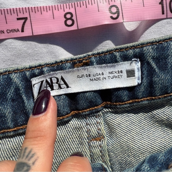 Zara Relaxed Straight Leg Jeans w/ Raw Hem & Inner Ankle Slit – Size 6 - Picture 4 of 6